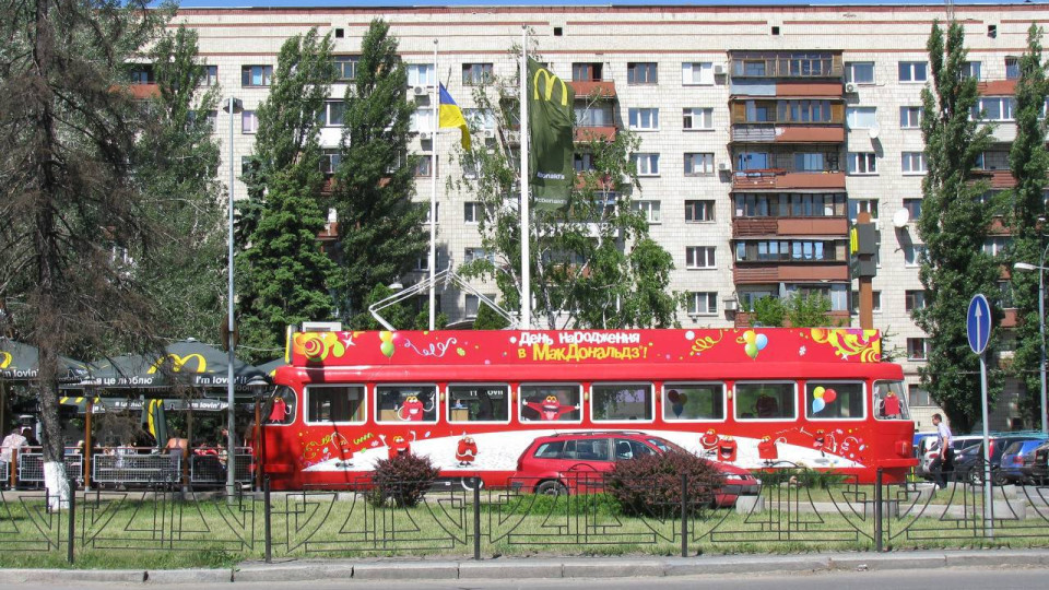 Дитячий трамвай біля McDonald's на Солом’янці відправили на металобрухт