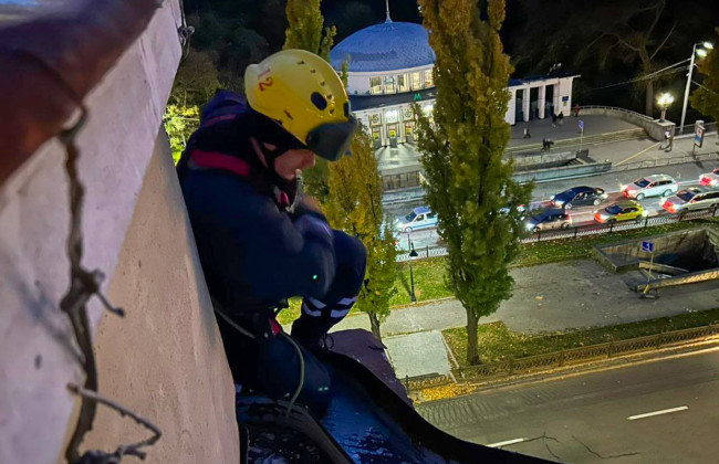 У Києві вітер повалив дерева та завдав шкоди конструкціям будинків, фото