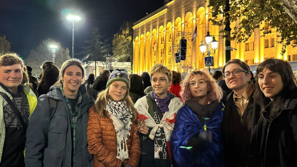 Грузинська опозиція розпочала мітинг біля парламенту — на протестах засвітилася Грета Тунберг, фото