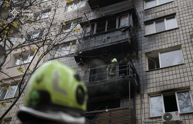 В многоэтажке Киева пожар распространился на три этажа, фото