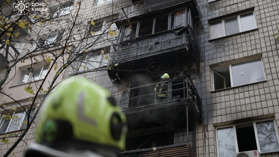 У багатоповерхівці Києва пожежа розповсюдилася на три поверхи, фото