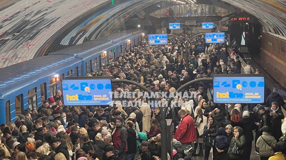 В Киеве ограничивали движение красной и зеленой линиями метро – на остановках образовались очереди