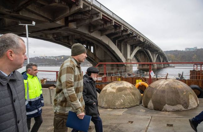 На мосту Метро тривають протиаварійні роботи — Кличко розкрив деталі та показав фото