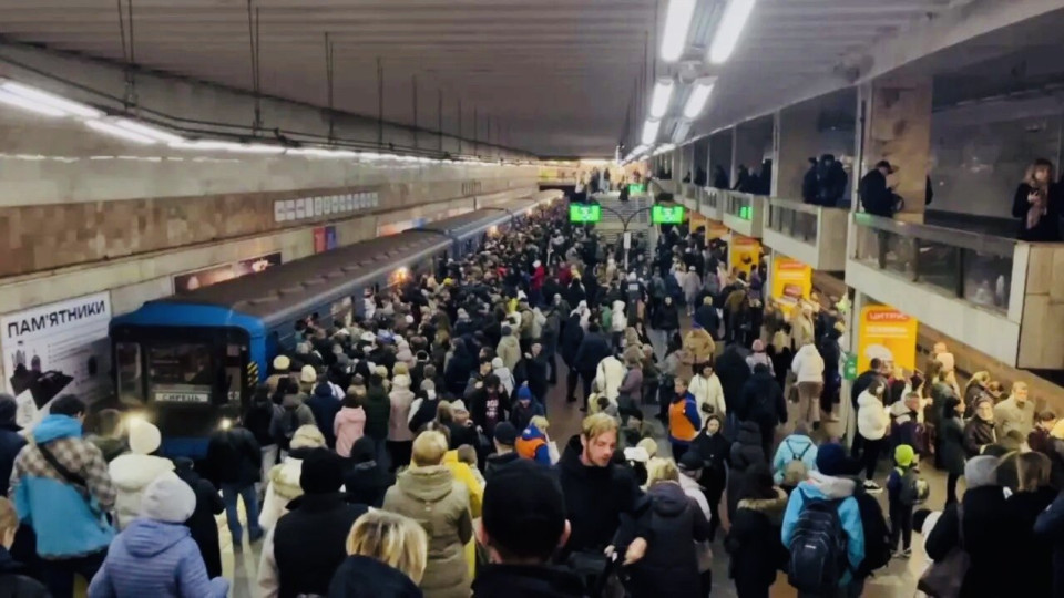 Петиция с призывом не блокировать движение транспорта в Киеве с левого берега на правый во время тревог набрала необходимые голоса