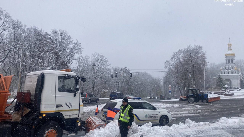 Как передвигаться по городу во время гололеда – в КГГА дали советы водителям и пешеходам