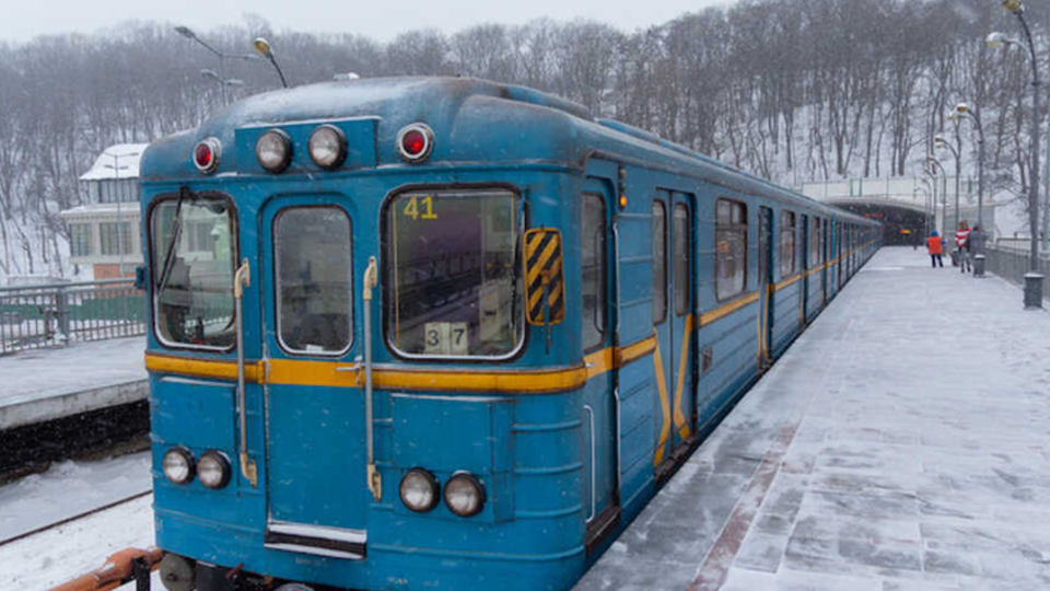 В Киеве увеличат количество поездов метро — хотят снизить нагрузку после воздушных тревог