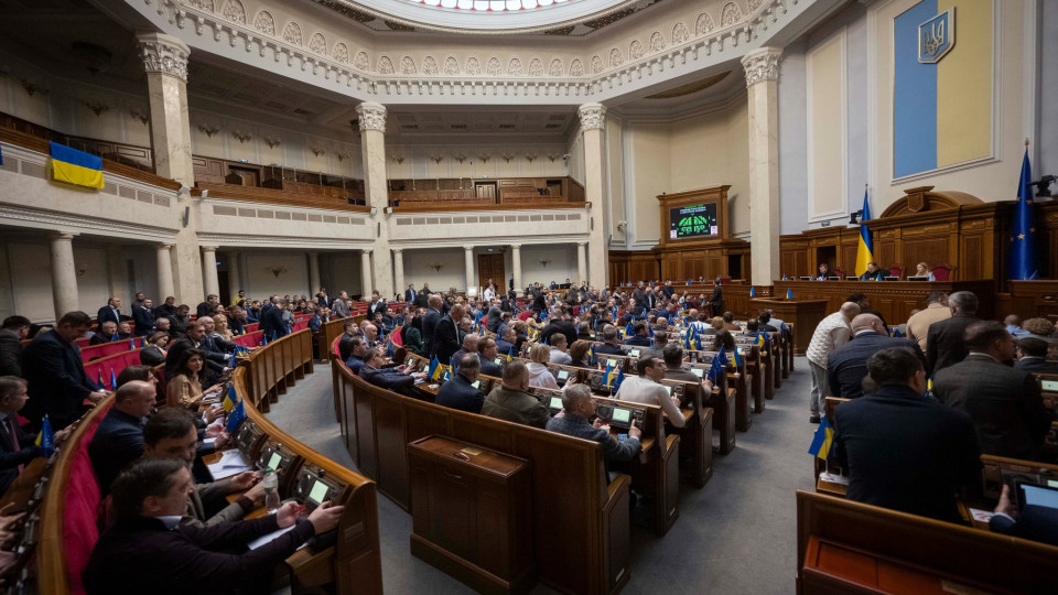 Депутати збираються передбачити, що зміни до Сімейного кодексу можуть вноситися лише окремим законом про внесення змін до СК, але практика аналогічних змін до ЦК свідчить, що ці правила не виконуються