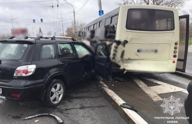 В Киеве ДТП с участием маршрутки и автомобиля, фото