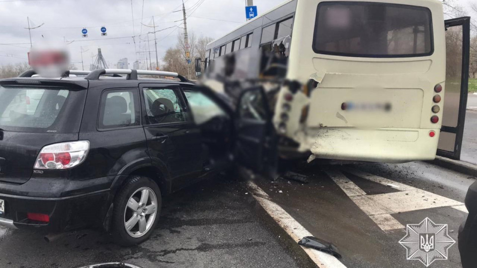 В Киеве ДТП с участием маршрутки и автомобиля, фото