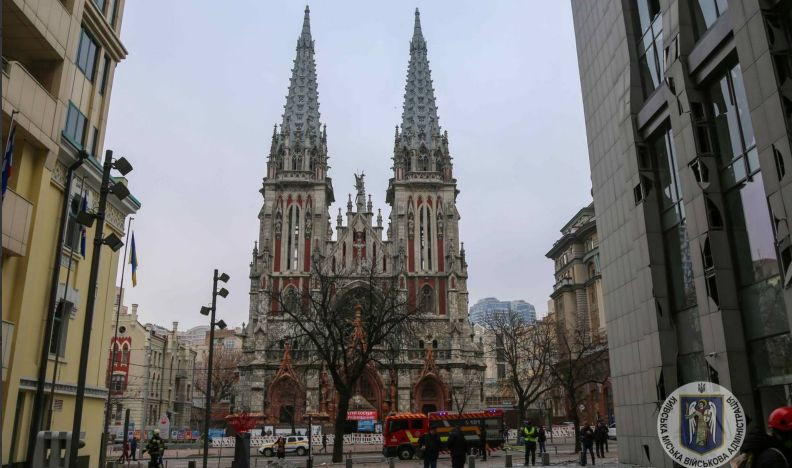 Костел Святого Миколая у центрі Києва пошкоджено через ракетну атаку, фото