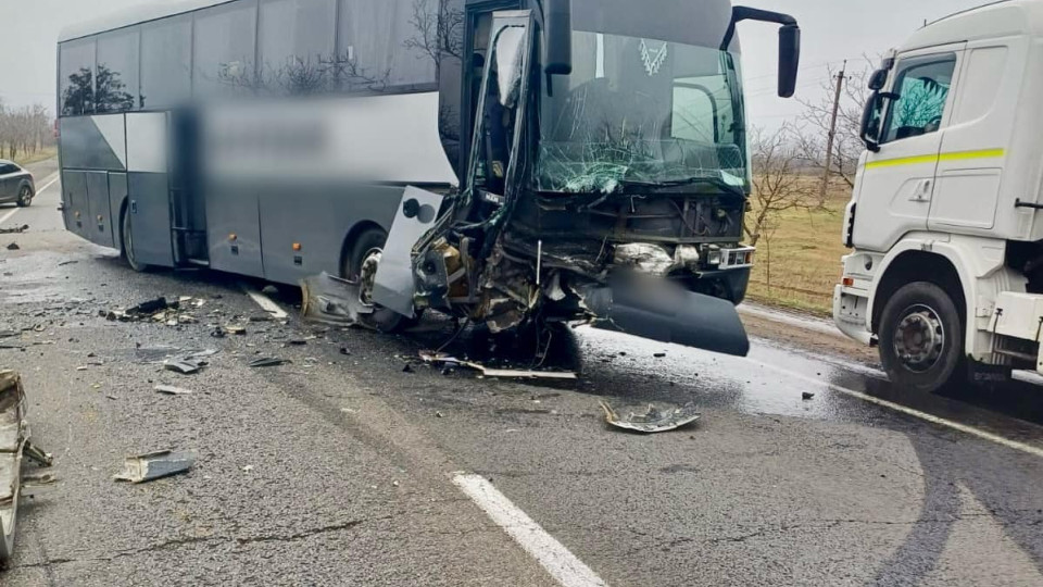 На Одещині в результаті обгону сталася ДТП за участі автобусаі двох легковиків