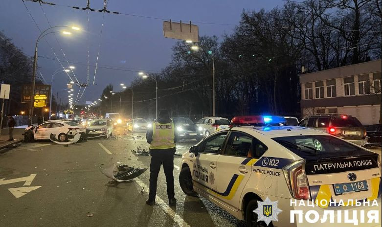 У Києві п’яний водій влаштував масштабну автотрощу, фото