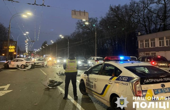 В Киеве пьяный водитель устроил масштабную автотрощу, фото