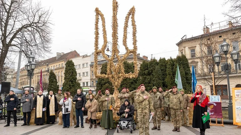 Во Львове установили самый большой трезубец из 340 дидухов