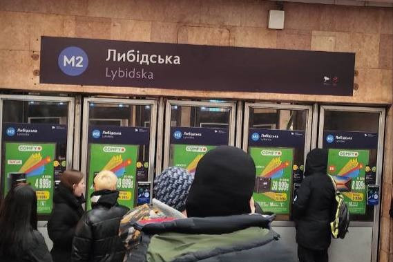 В Киеве человеку зажевала обувь на эскалаторе в метро – станция Лыбидская закрыта на вход