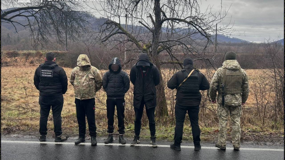 На Закарпатті двоє чоловіків намагалися втекти за кордон в траурному кортежі, який супроводжував загиблого воїна