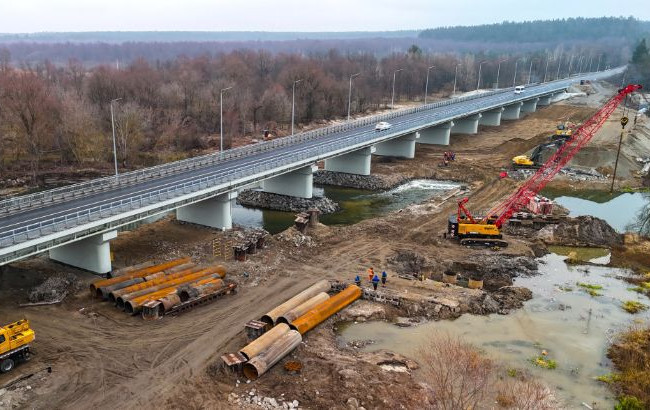 В Киевской области восстановили разрушенный войной мост, фото