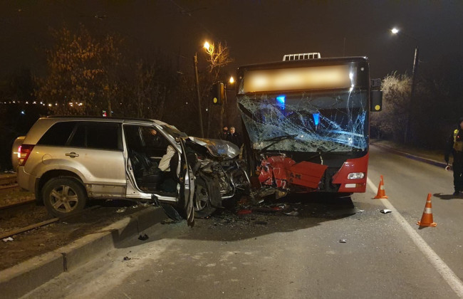 В Харькове легковушка въехала в автобус, фото