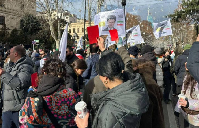 В Грузии люди вышли на улицу с красными карточками в знак протеста против инаугурации Кавелашвили, фото