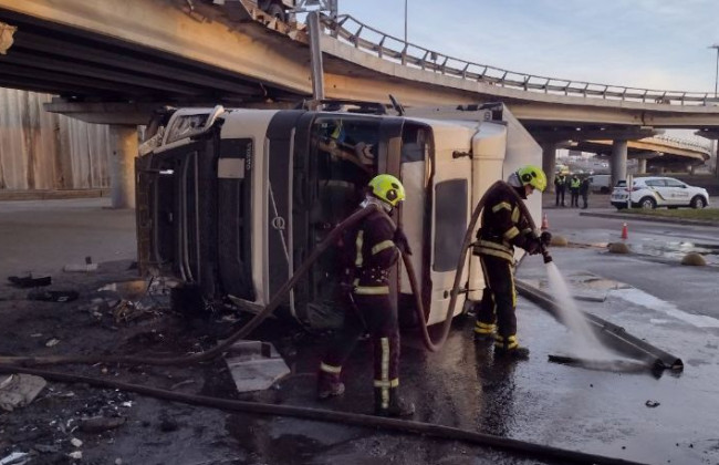 У Києві деблокували водія фури, що впала з мосту — фото