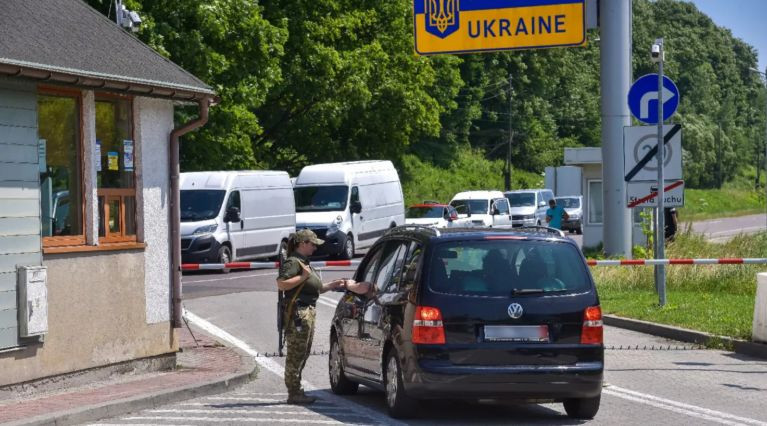 Чоловікам 18-25 років, які проходили військову службу за контрактом, для перетину кордону потрібно мати довідку командира чи керівника ТЦК