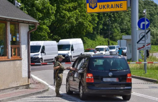 Чоловікам 18-25 років, які проходили військову службу за контрактом, для перетину кордону потрібно мати довідку командира чи керівника ТЦК