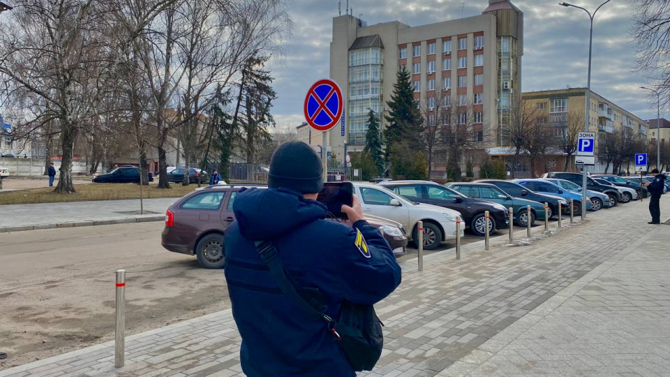 Водитель, осуществивший стоянку автомобиля, не может нести ответственность за нарушение правил остановки – Верховный Суд