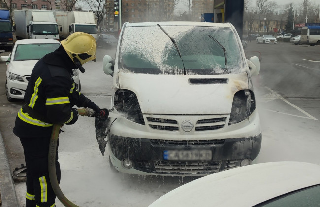 У Києві на АЗС спалахнув автомобіль, фото