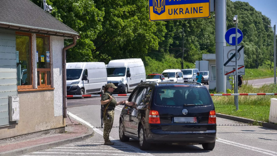 Чи може чоловік, який самостійно виховує малолітніх дітей, виїхати з ними за кордон – позиція Верховного Суду