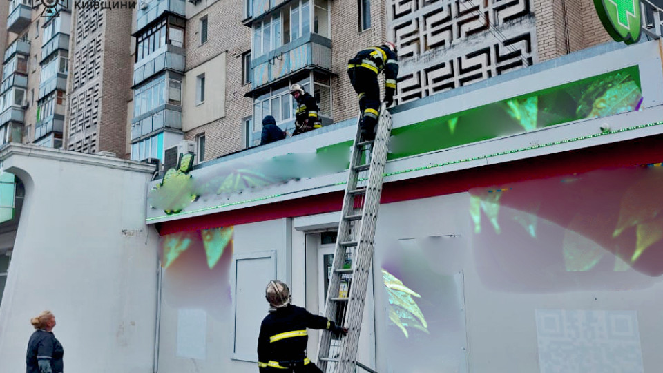 В Ирпене на Киевщине женщина выпала из окна дома на аптеку