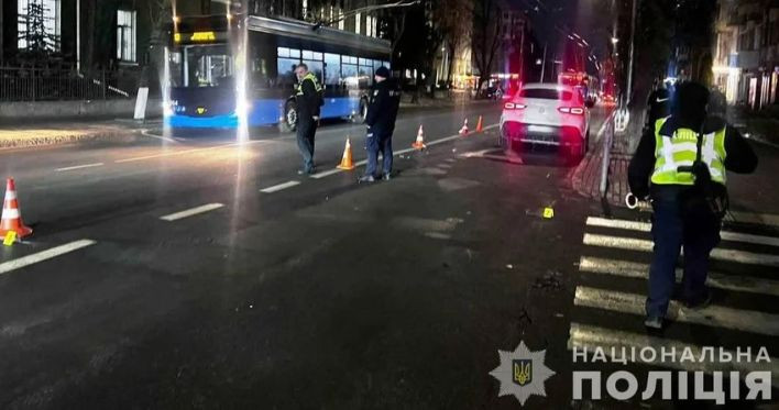 В Виннице водитель Mercedes на большой скорости сбил двух девушек на пешеходном переходе, видео