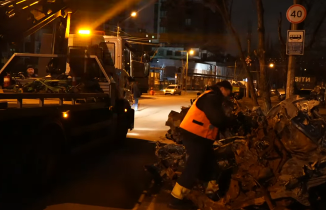 В Киеве начался процесс уборки сгоревших автомобилей с улиц города – видео