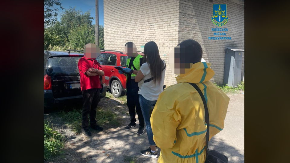 У Києві судитимуть чоловіка, який місяцями труїв жінку, з якою прожив більше 20 років, заради її грошей та авто