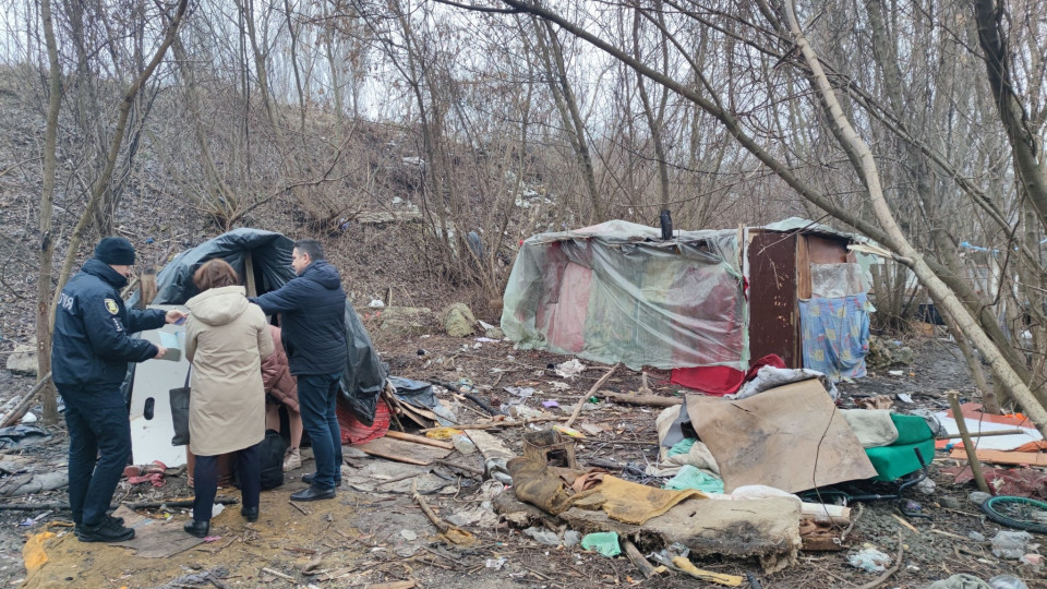 На Тернопольщине в посадке жила в халабуде семья с пятью детьми