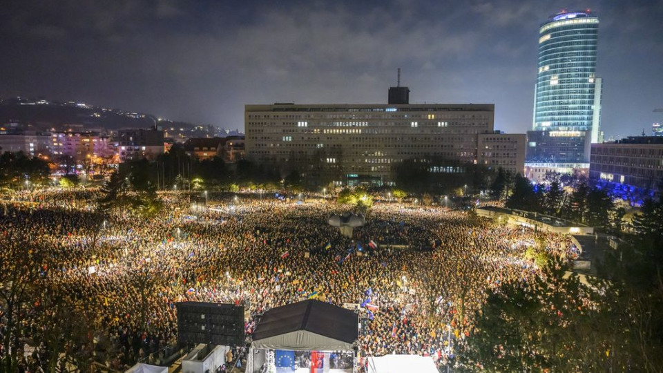 По всей Словакии граждане вышли на митинги против правительства Фицо