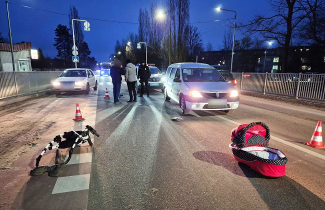 На Рівненщині в ДТП загинув півторамісячний малюк — водій збив візок із дитиною, фото