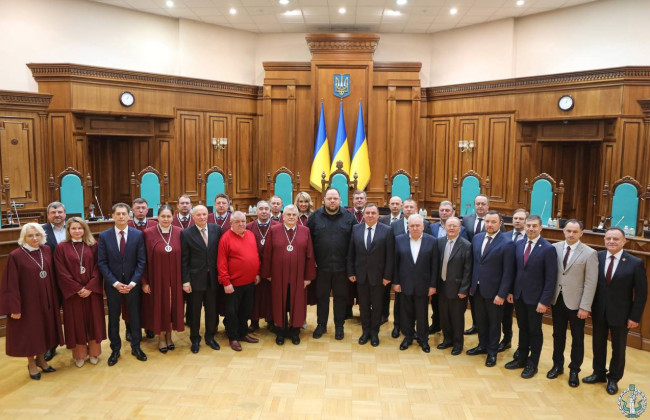 Одразу у трьох суддів КСУ Віктора Колісника, Віктора Кривенка та Володимира Мойсика закінчився термін повноважень