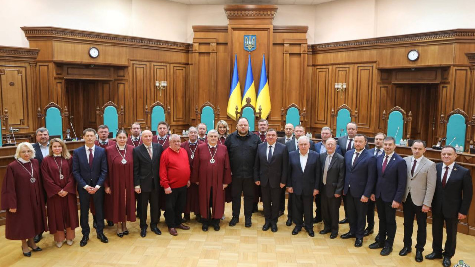 Одразу у трьох суддів КСУ Віктора Колісника, Віктора Кривенка та Володимира Мойсика закінчився термін повноважень