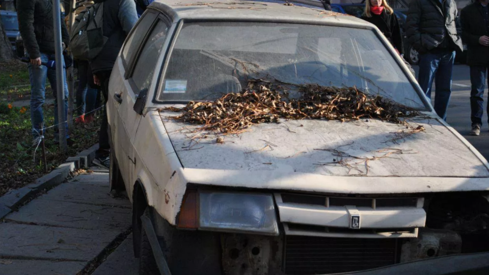 У Києві думають, як прибрати з вулиць покинуті автомобілі, які стоять роками