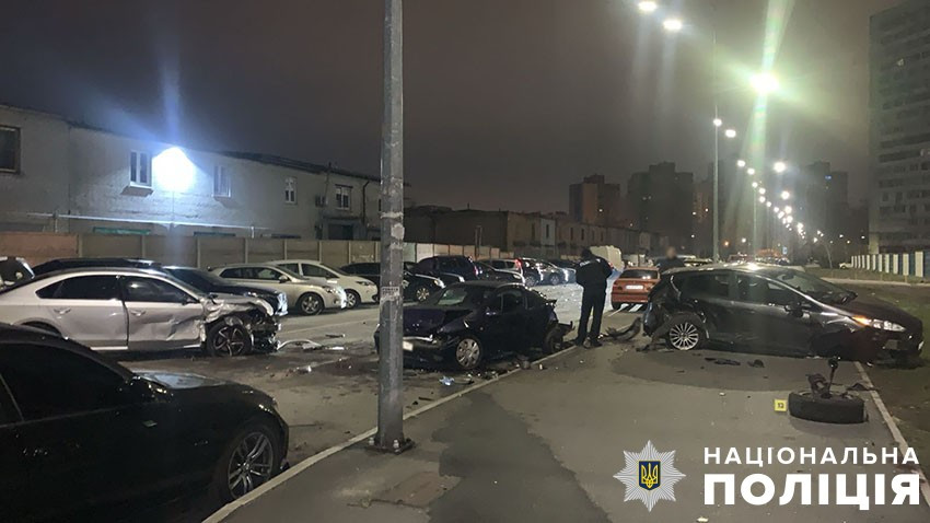 У Києві водій протаранив сім припаркованих автомобілів під час комендантської години