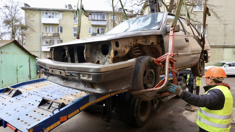 У Львові почали евакуйовувати покинуті автівки – таке ж рішення анонсували і у Києві