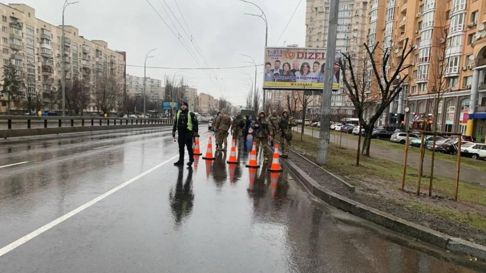 Поліція не змогла доставити чоловіка до ТЦК, бо той виїхав за кордон — суд за позовом ТЦК обмежив його у праві керування автомобілем