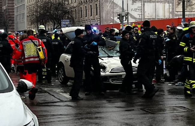 В Мюнхене автомобиль въехал в толпу — по меньшей мере 15 пострадавших, фото