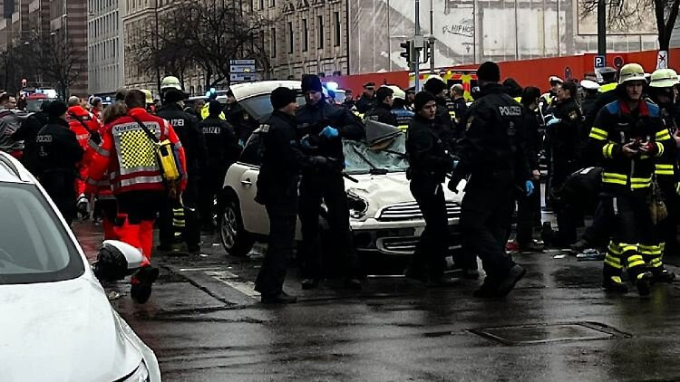 В Мюнхене автомобиль въехал в толпу — по меньшей мере 15 пострадавших, фото