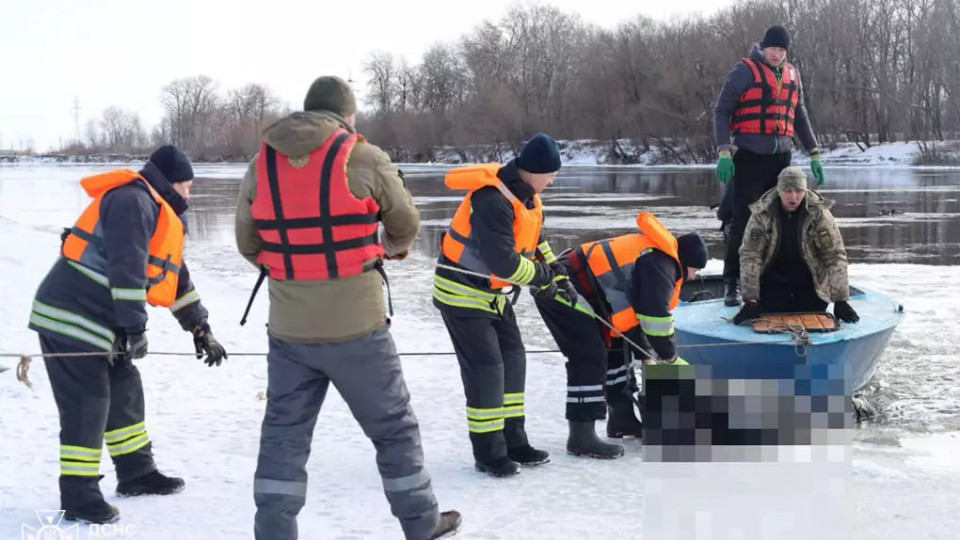 На Днепропетровщине двое мужчин провалились под лед – одного спас подросток, другой пропал