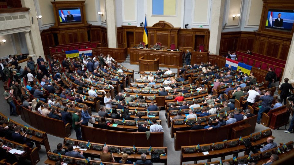 Народні депутати розпочали засідання з виконання духовного гімну через встановлений раніше Національний день молитви