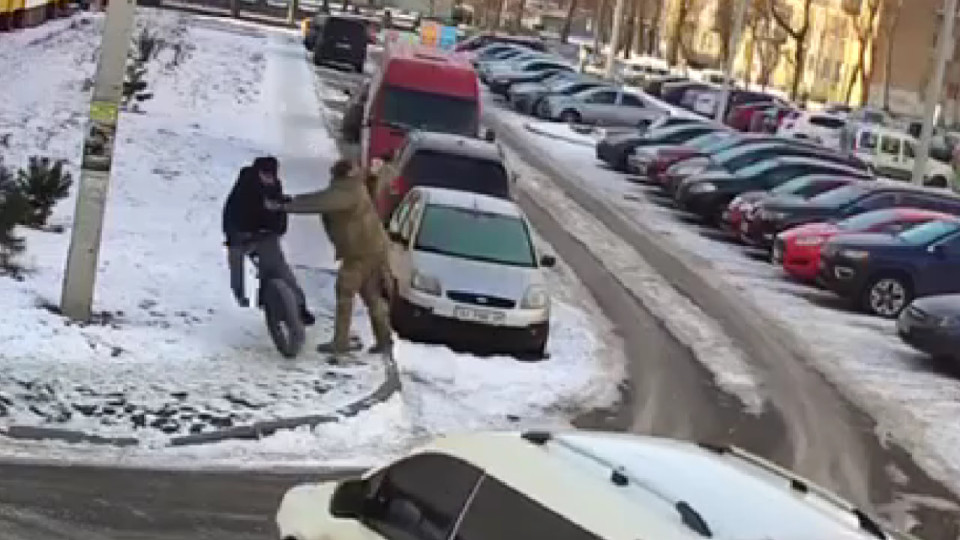 У Харкові чоловік у військовій формі штовхнув велосипедиста на тротуарі – відео