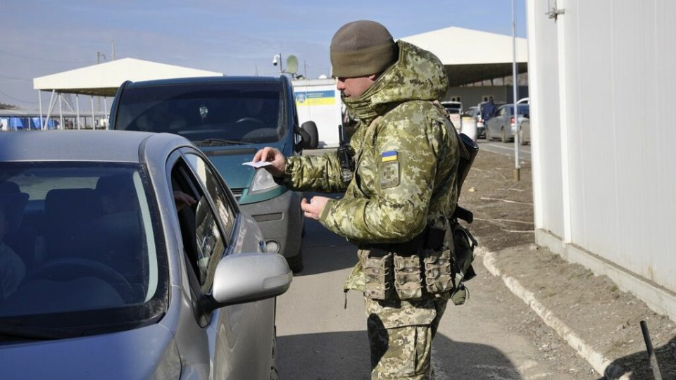 Минкульт остановит выдачу писем на выезд за границу журналистам и художникам, потому что они не всегда возвращаются