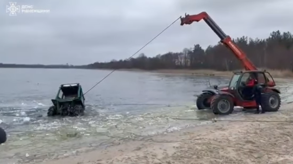 На Рівненщині трактор разом з водієм провалився під лід