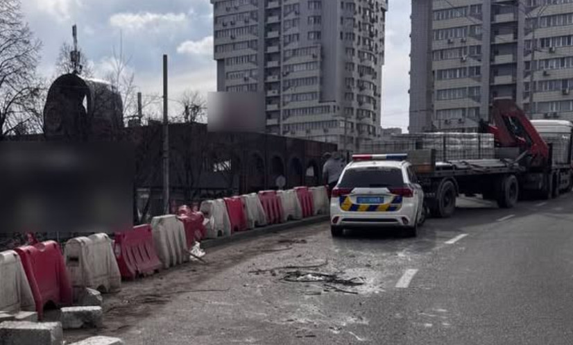 В Киеве наказали водителя грузовика, из которого на дорогу выпали бетонные блоки — фото